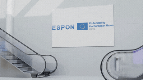 Scale mobili con cartellone logo ESPON 