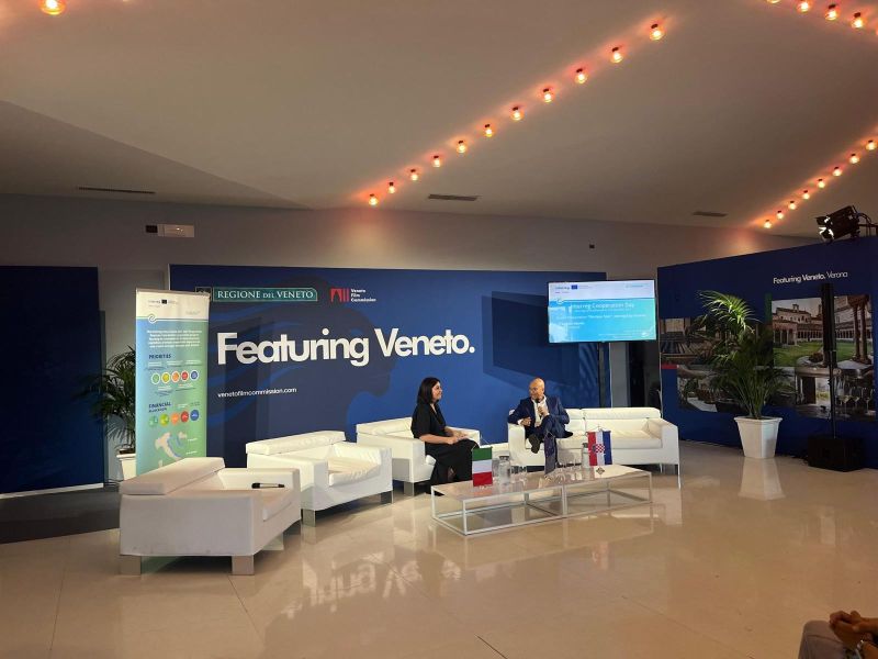 sala con relatori